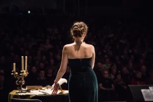 Застрявшим в Дубае россиянкам предлагают подработать консумацией