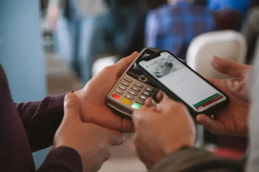 Почему россияне готовы запасаться игристым уже сейчас: Новый год подорожает на 30%