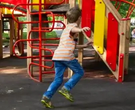 Актриса Синицына вышла на красную дорожку с дочерью от Павла Табакова