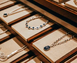 Княгиня Монако Шарлен появилась на службе в церкви с брошью за 3 млн рублей