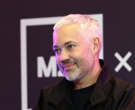 Стилист Александр Рогов назвал колготки в тон с обувью модным сочетанием