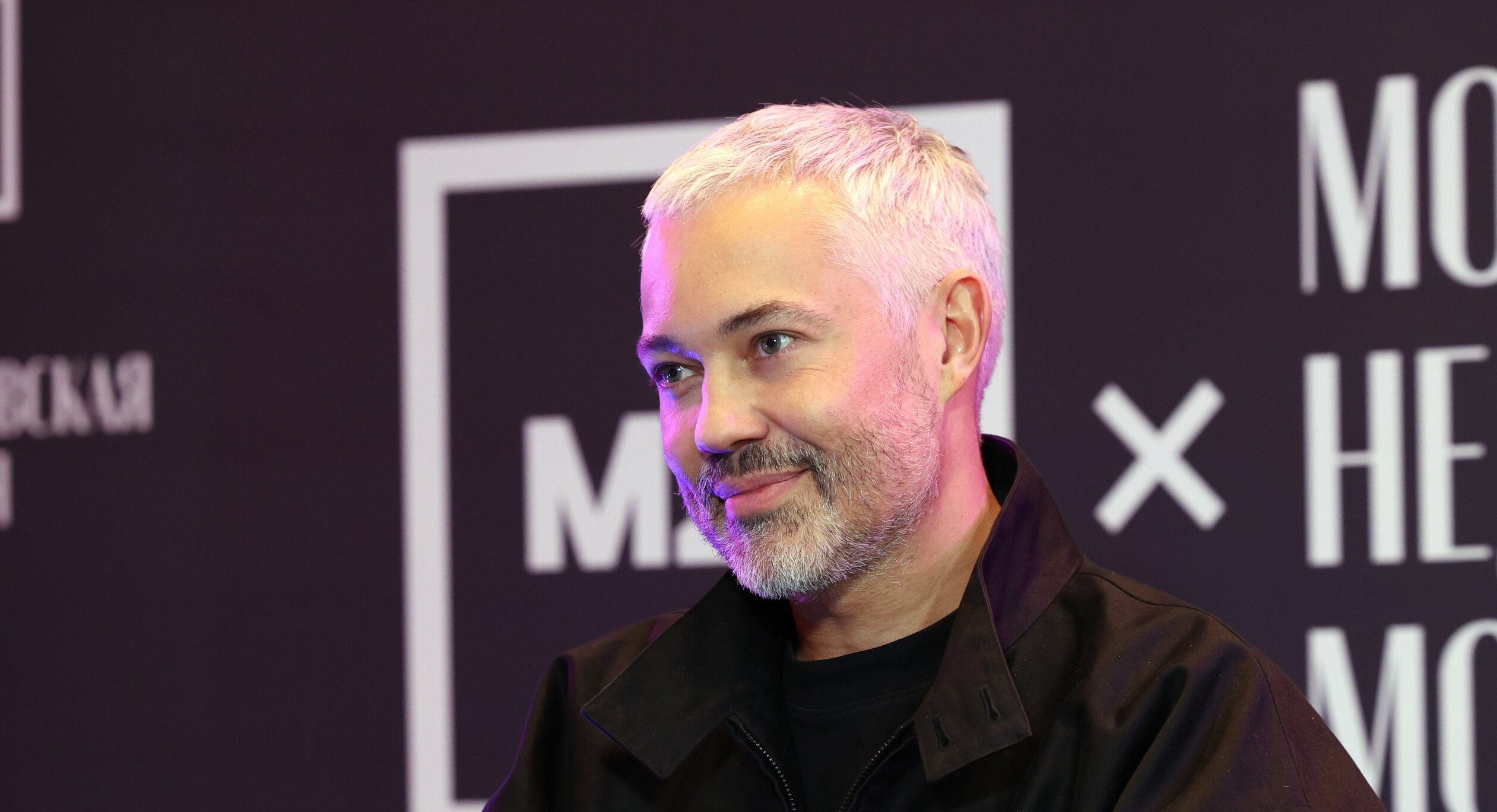 Стилист Александр Рогов назвал колготки в тон с обувью модным сочетанием