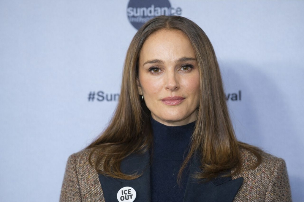 Натали Портман сфотографировали в Париже с дочерью после известий о беременности