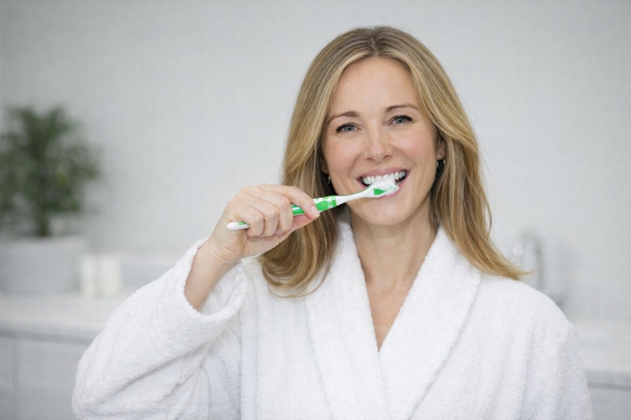 Стоматолог Нгуен-Чанг: не стоит чистить зубы сразу после чашки кофе