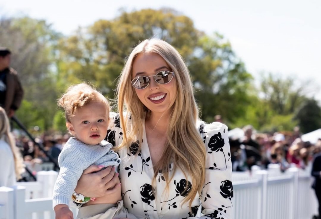 «Прическа деда»: Тиффани Трамп вышла в свет с маленьким сыном