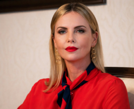 50-летняя Шарлиз Терон с полуобнаженной грудью блистала на премьере фильма 