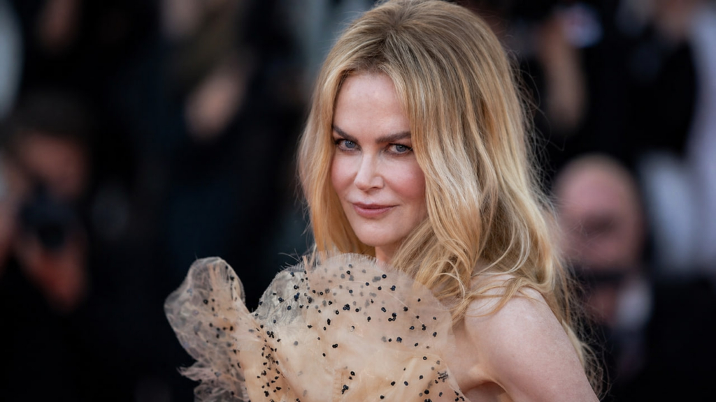 58-летняя Николь Кидман на обложке Vogue обнажила идеальные ноги