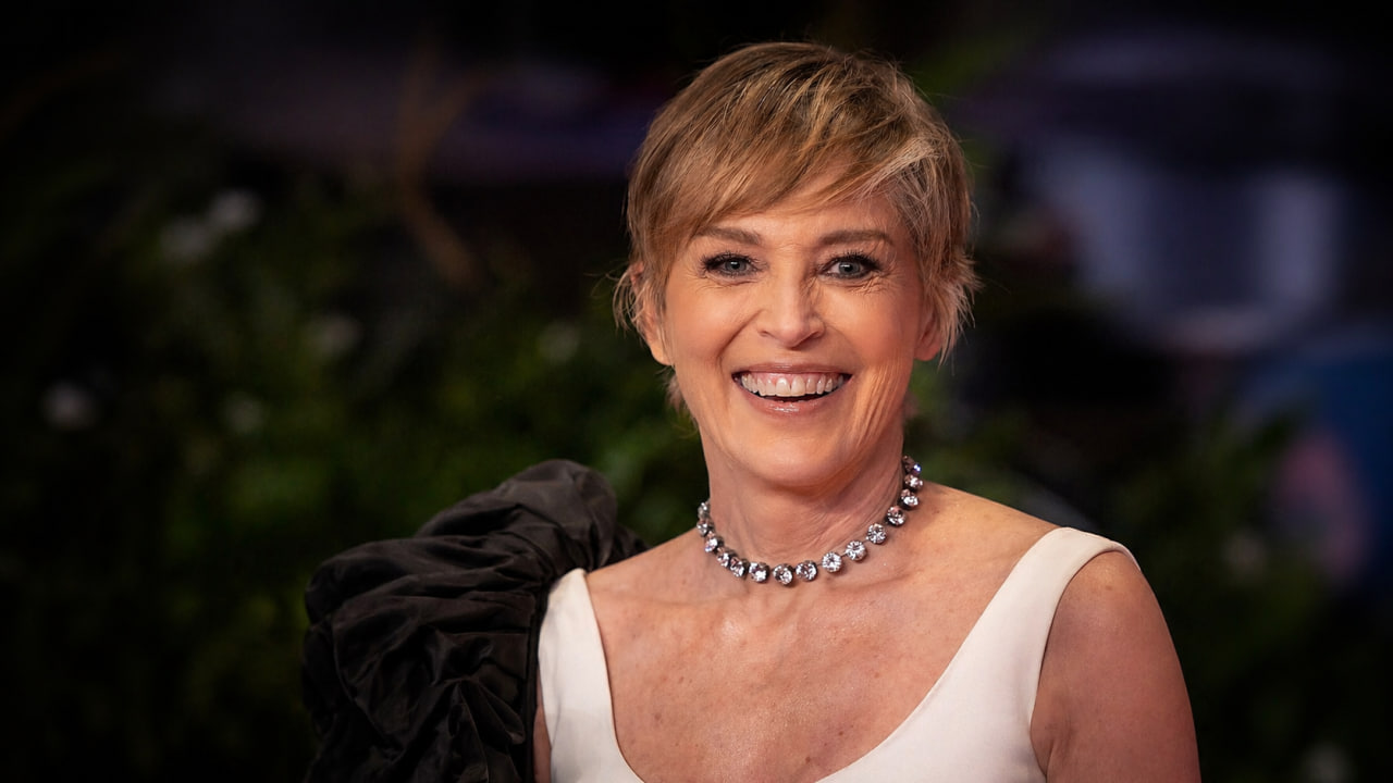 68-летняя Шэрон Стоун показала отличную фигуру в черном белье