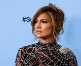 56-летняя Дженнифер Лопес показала отличную фигуру в откровенном топе