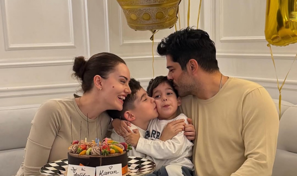 Звезда «Великолепного века» Бурак Озчивит показал редкое фото с сыновьями и женой