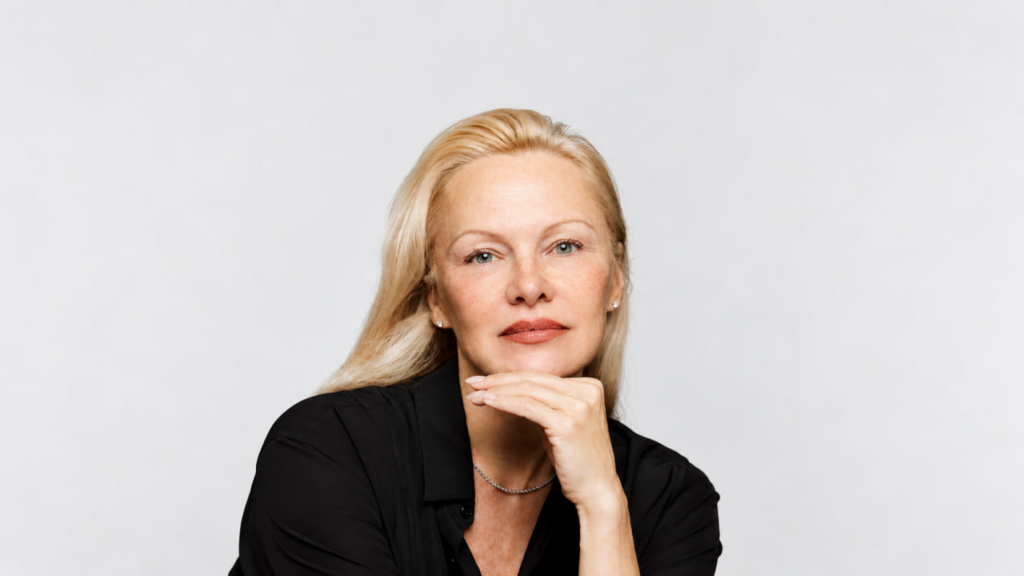 59-летняя кинодива Памела Андерсон вышла в свет в сиреневом шифоне