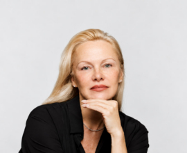 59-летняя кинодива Памела Андерсон вышла в свет в сиреневом шифоне